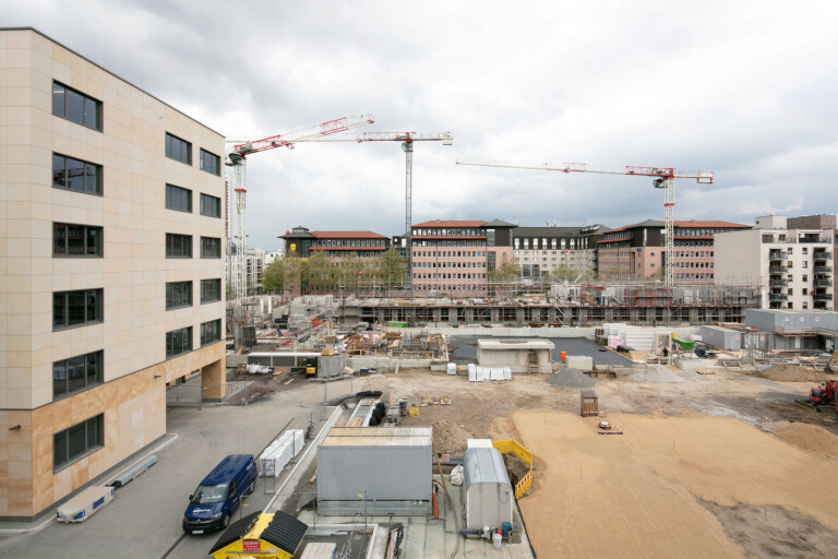ganze Baustelle Wohnanlage Großer Brockhaus im April 2025 - die Häuser dahinter sind noch sichtbar