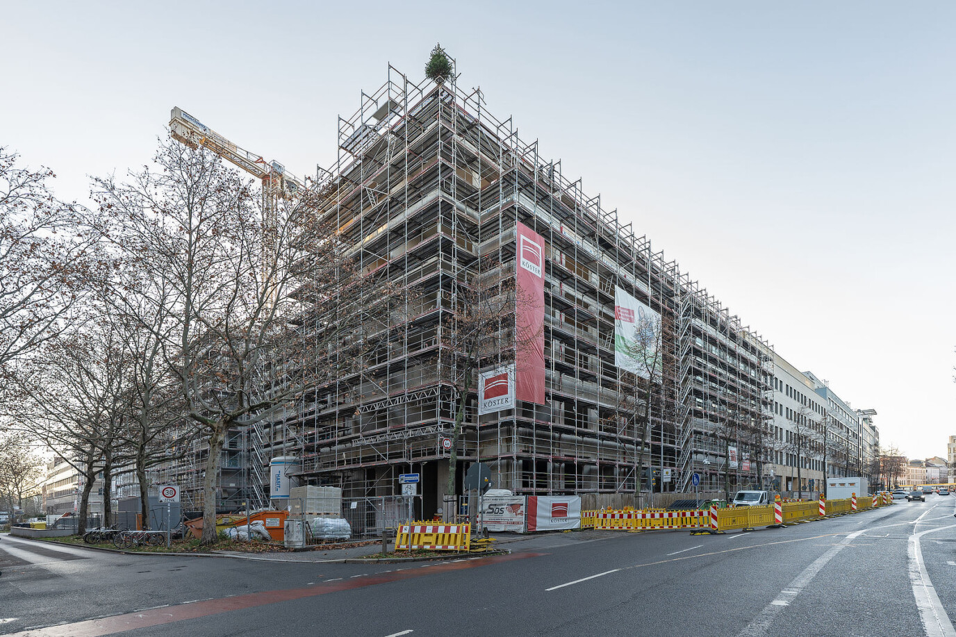 Baustelle Großer Brockhaus / Querstraße mit Richtkrone