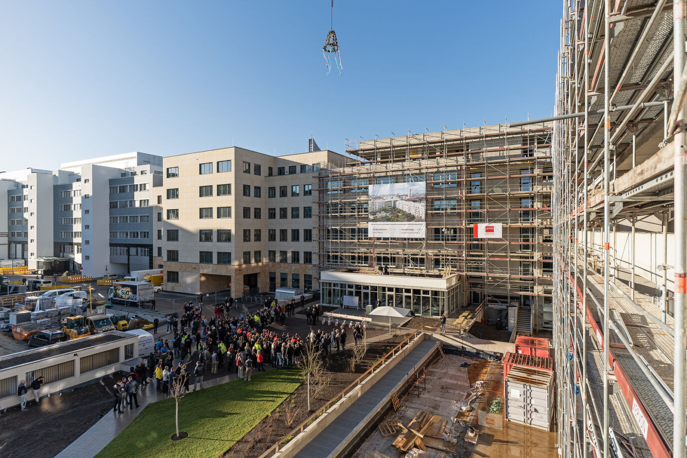 Luftaufnahme vom Richtfest Großer Brockhaus mit Banner und Richtkrone