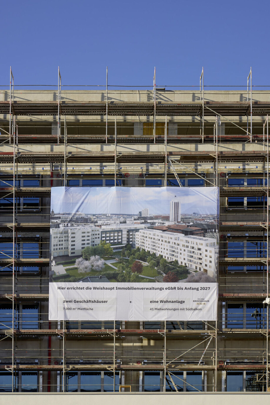 Banner zum Richtfest hängt am Gerüst