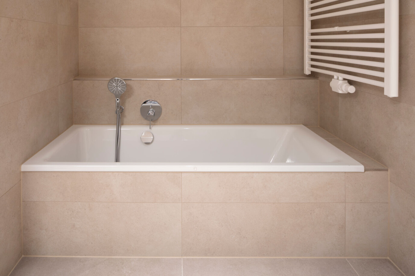 Foto Badewanne, Handtuchheizung
