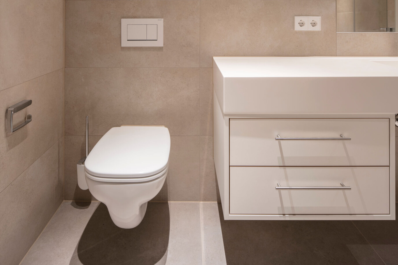 Foto Bad: WC und Waschtisch