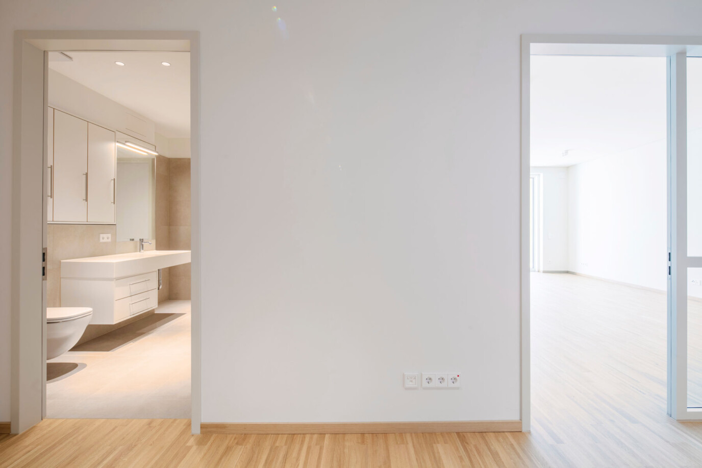 Foto Flur mit Türen zu Bad und Wohnzimmer