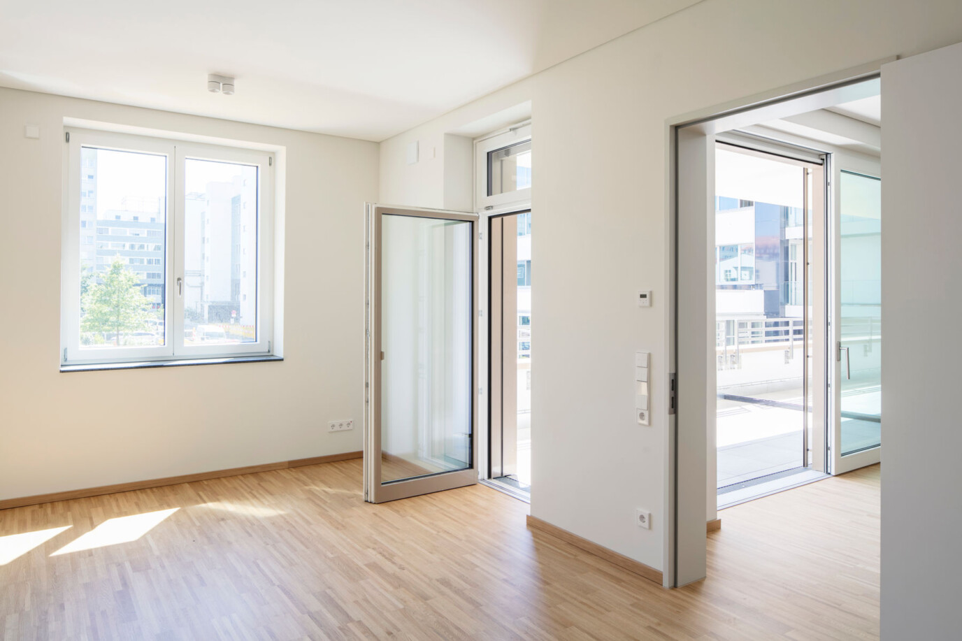 Foto Schlafzimmer mit Türen zu Loggia und Wohnzimmer