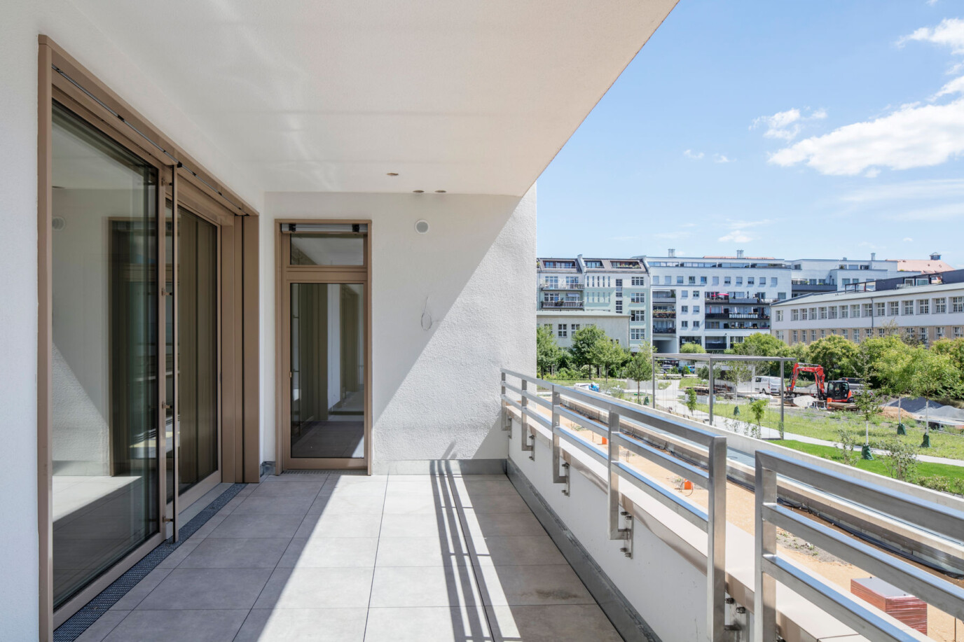 Foto Loggia mit Zugang zu Wohnzimmer und Schlafzimmer (Türen geschlossen)