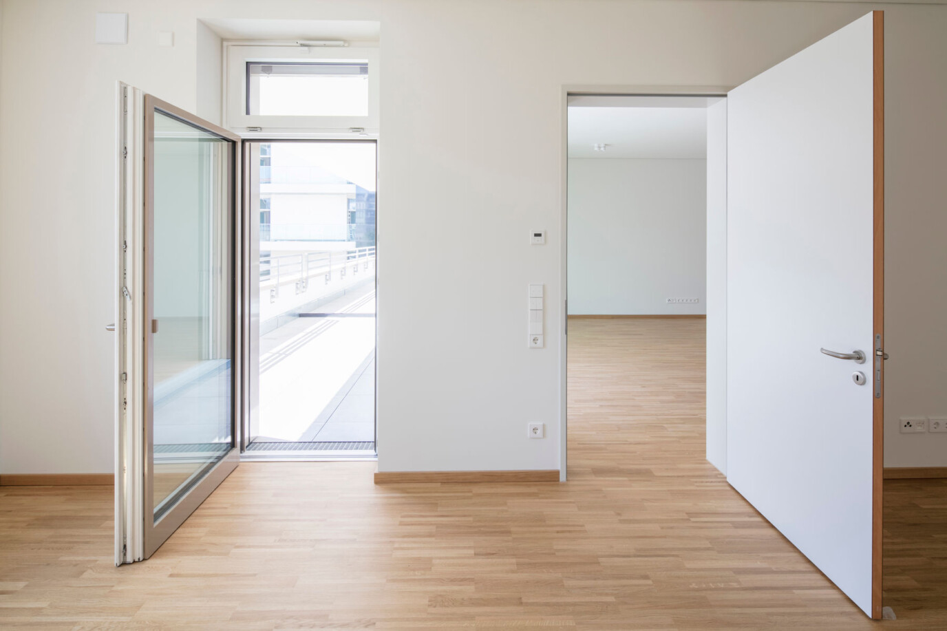 Foto Schlafzimmer, Türen zu Loggia und Wohnzimmer