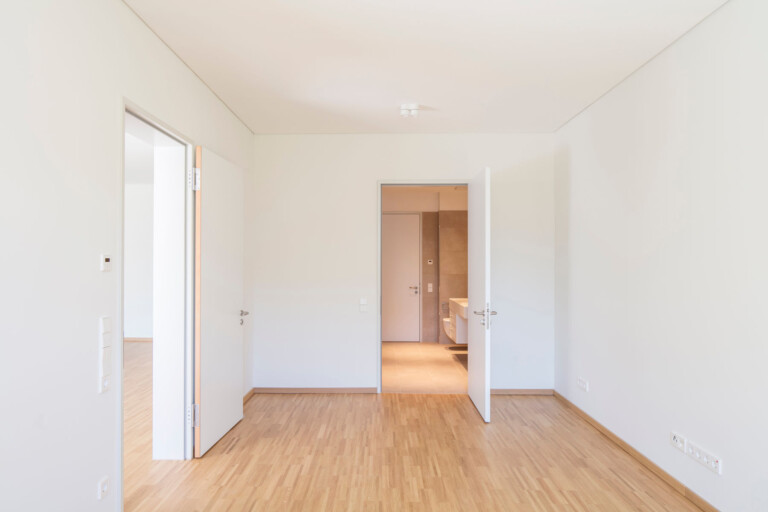 Foto Schlafzimmer, Türen zu Wohnzimmer und Bad