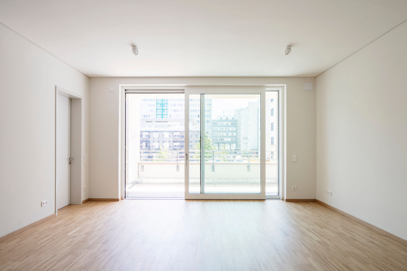 Foto Wohnzimmer mit Loggia, Tür zum Schlafzimmer