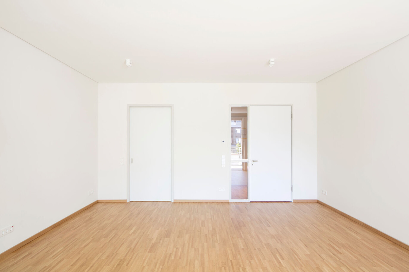 Foto Wohnzimmer mit Küche (Schiebetür), Tür zum Flur