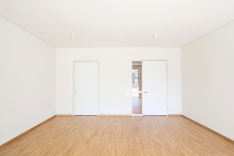 Foto Wohnzimmer mit Küche (Schiebetür), Tür zum Flur