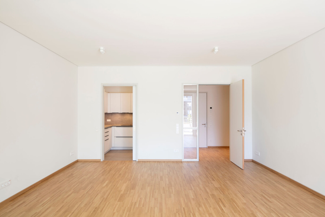 Foto Wohnzimmer mit Küche (Schiebetür), Tür zum Flur