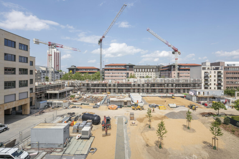 Baustelle Wohnanlage Großer Brockhaus im Juni 2025 - die Häuser dahinter sind noch sichtbar