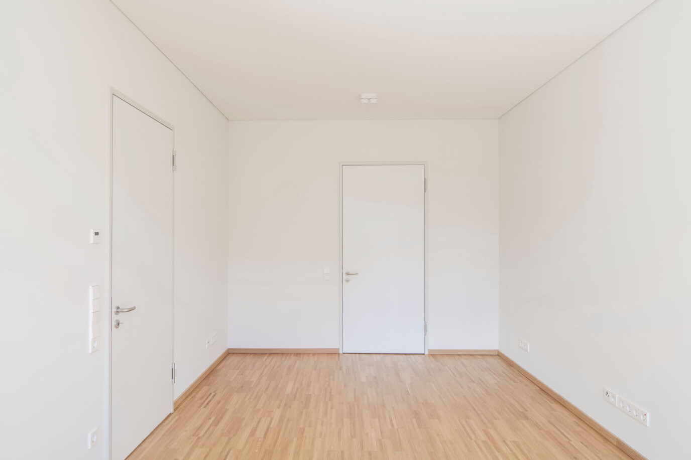 Foto Schlafzimmer, Türen zu Wohnzimmer und Bad