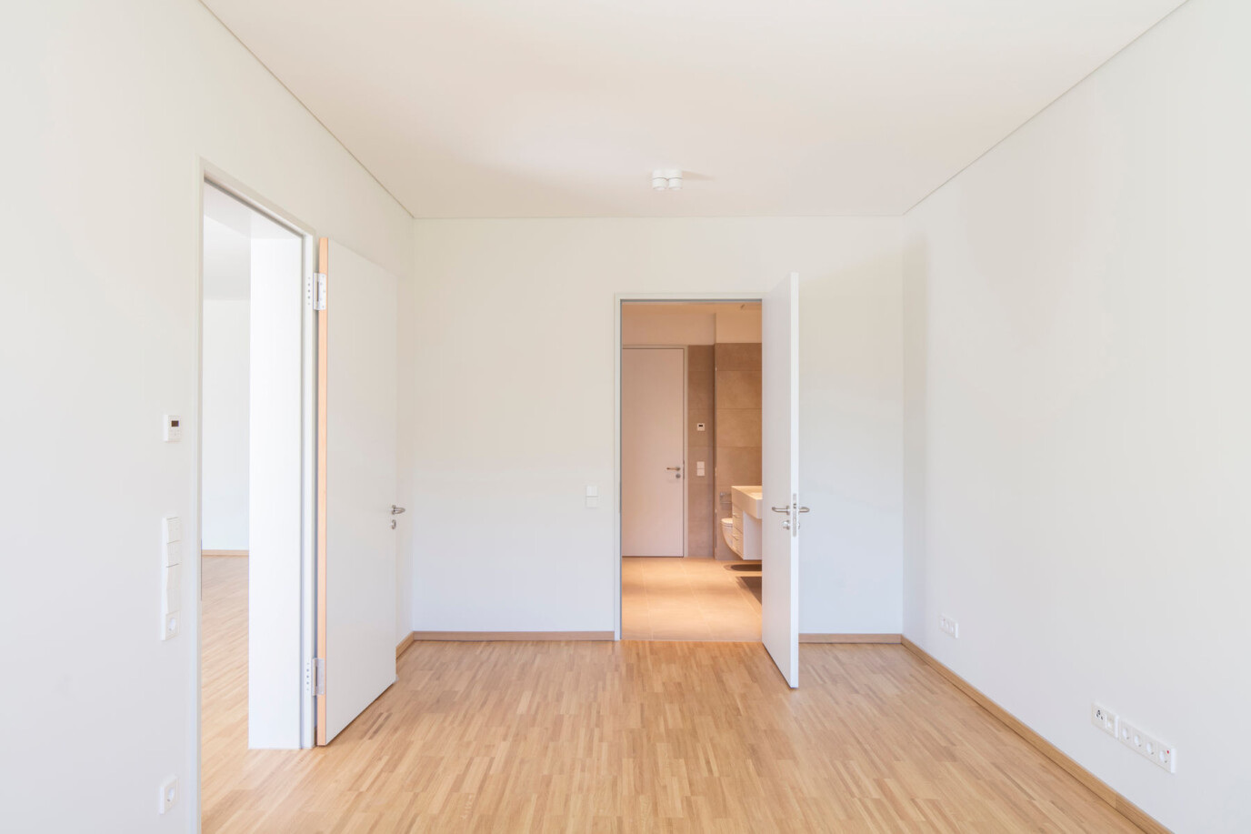 Foto: Schlafzimmer, Türen zu Wohnzimmer und Bad
