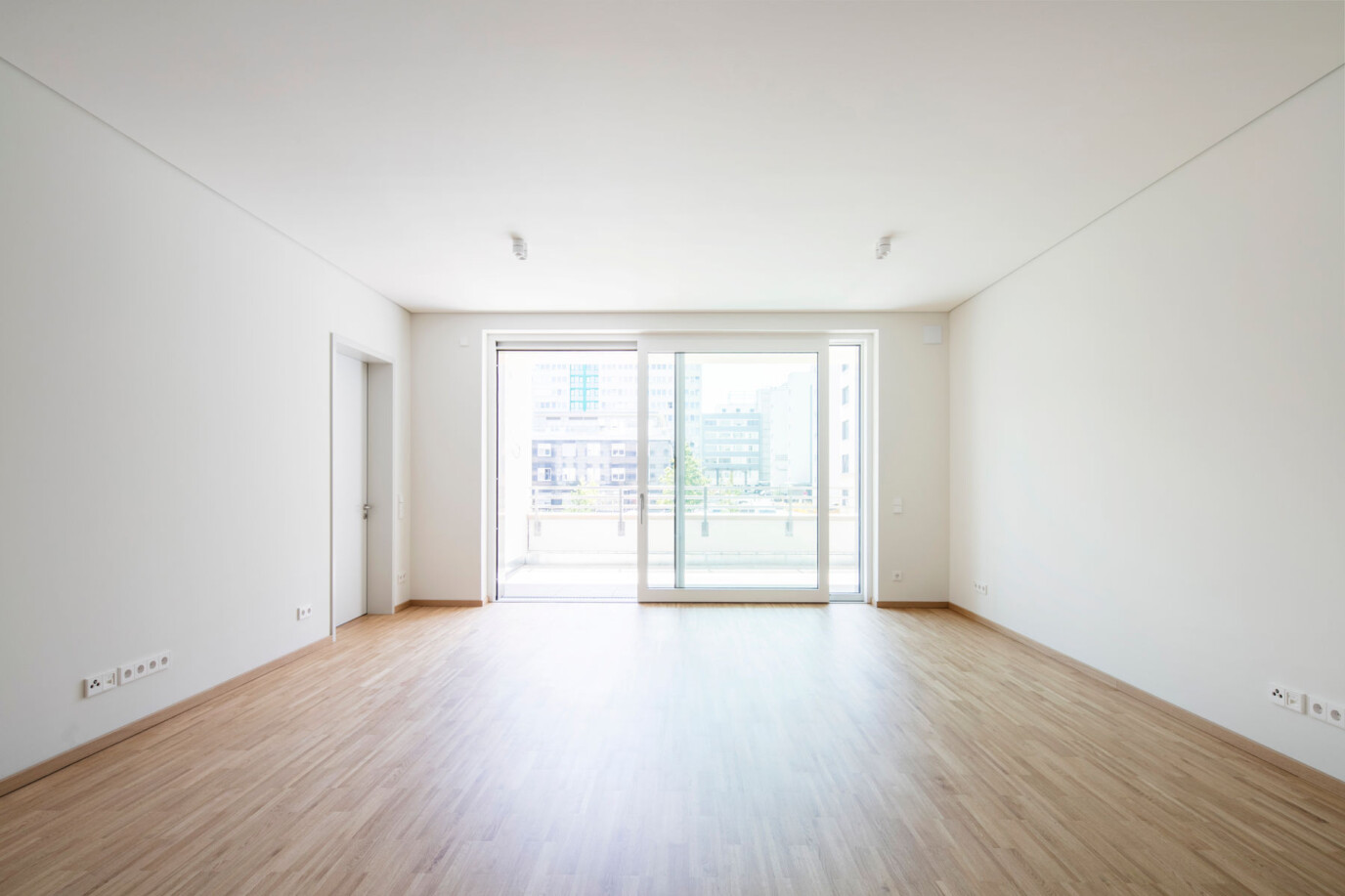 Foto Wohnzimmer mit Loggia, Tür zum Schlafzimmer