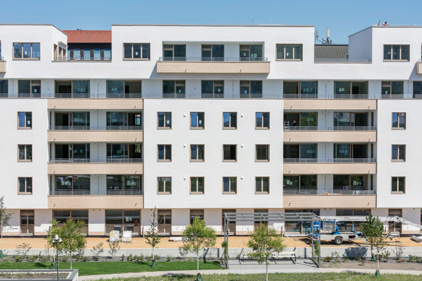 Gebäudeansicht Südseite, GB 6, Begrünung im Vordergrund